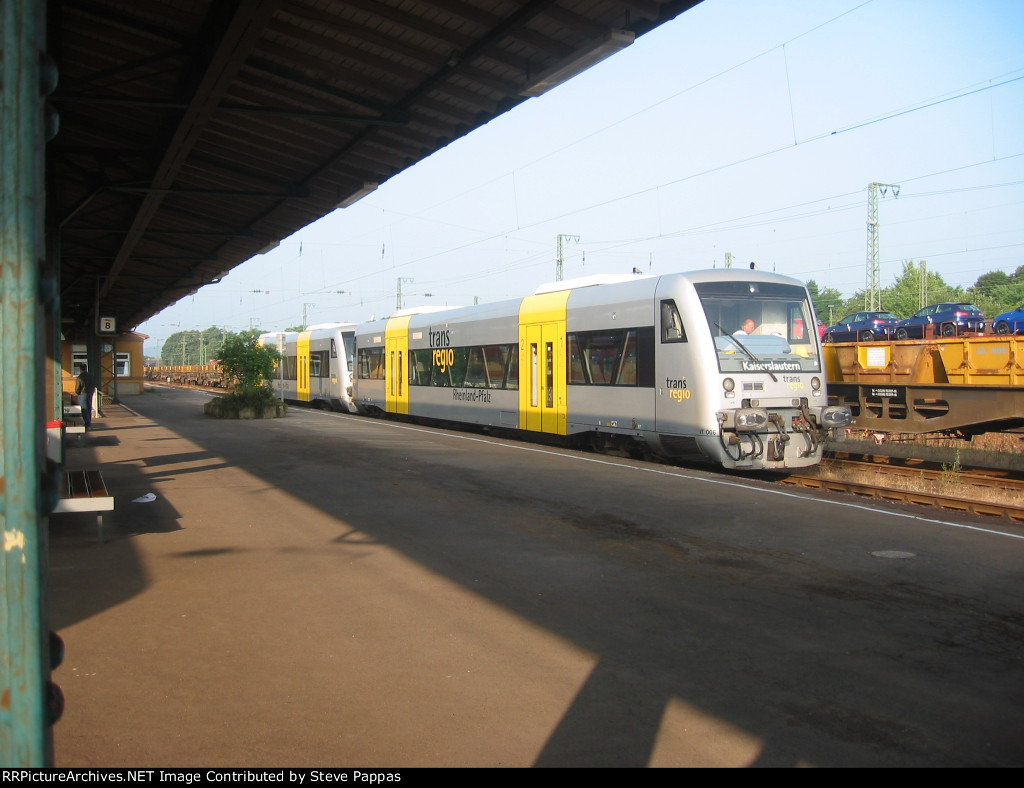 TransRegio Triebwagen VT-006 on track 8, Homburg Hauptbahnhof